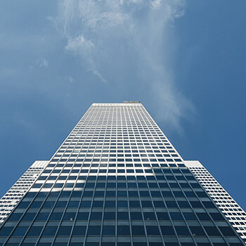 Półkotapczan na wymiar vs. gotowy model — kiedy warto zamówić stolarza?